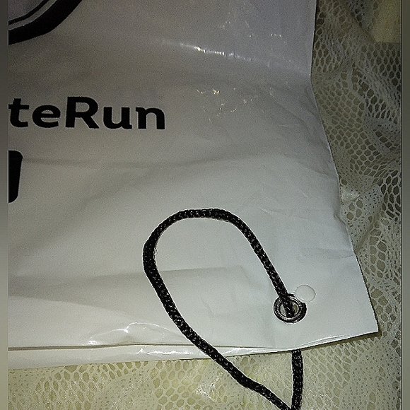 FREE with PURCHASE. HOT CHOCOLATE RUN BAG NWOT - Picture 6 of 10